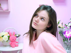 LauraRyan - female with brown hair webcam at LiveJasmin