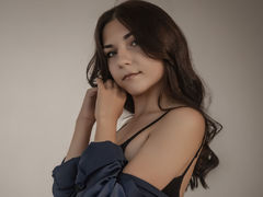 LilianArias - female with brown hair webcam at LiveJasmin