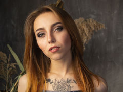 LisaListon - female with brown hair webcam at LiveJasmin