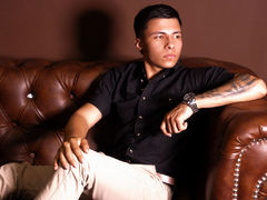 LoganWoods - male webcam at LiveJasmin