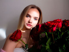 LoraNeal - blond female webcam at LiveJasmin