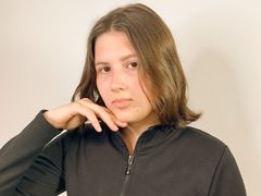 LyneshFugeris - female with brown hair webcam at LiveJasmin