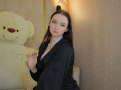 MadelineStrongs - female with brown hair and  big tits webcam at LiveJasmin