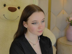 MadelineStrongs - female with brown hair and  big tits webcam at LiveJasmin