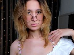 MariamBiglow - female with brown hair webcam at LiveJasmin