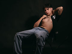 MaxiSanders - male webcam at LiveJasmin