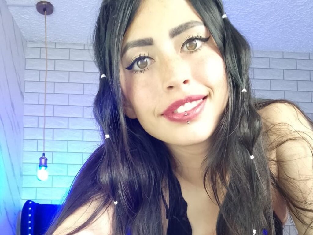 Melodiklum Big Titted Redhead Latin Female Webcam