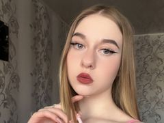 SexyMeyes - female with red hair webcam at xLoveCam