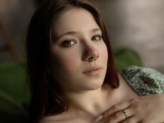 OliviaMon - female with brown hair webcam at LiveJasmin