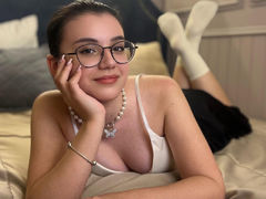 PaulineHeaven - female with brown hair webcam at LiveJasmin