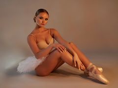 PolinaRoman - blond female webcam at LiveJasmin