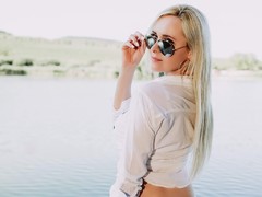 RosieFray - blond female with  big tits webcam at LiveJasmin
