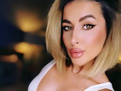 SophieChase - blond female webcam at LiveJasmin