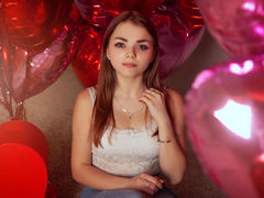 SophieSuvi - female with brown hair webcam at LiveJasmin