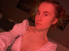 ViolettaEiskaya - female with brown hair webcam at LiveJasmin