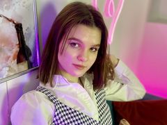 WendyReilly - female with brown hair and  small tits webcam at LiveJasmin