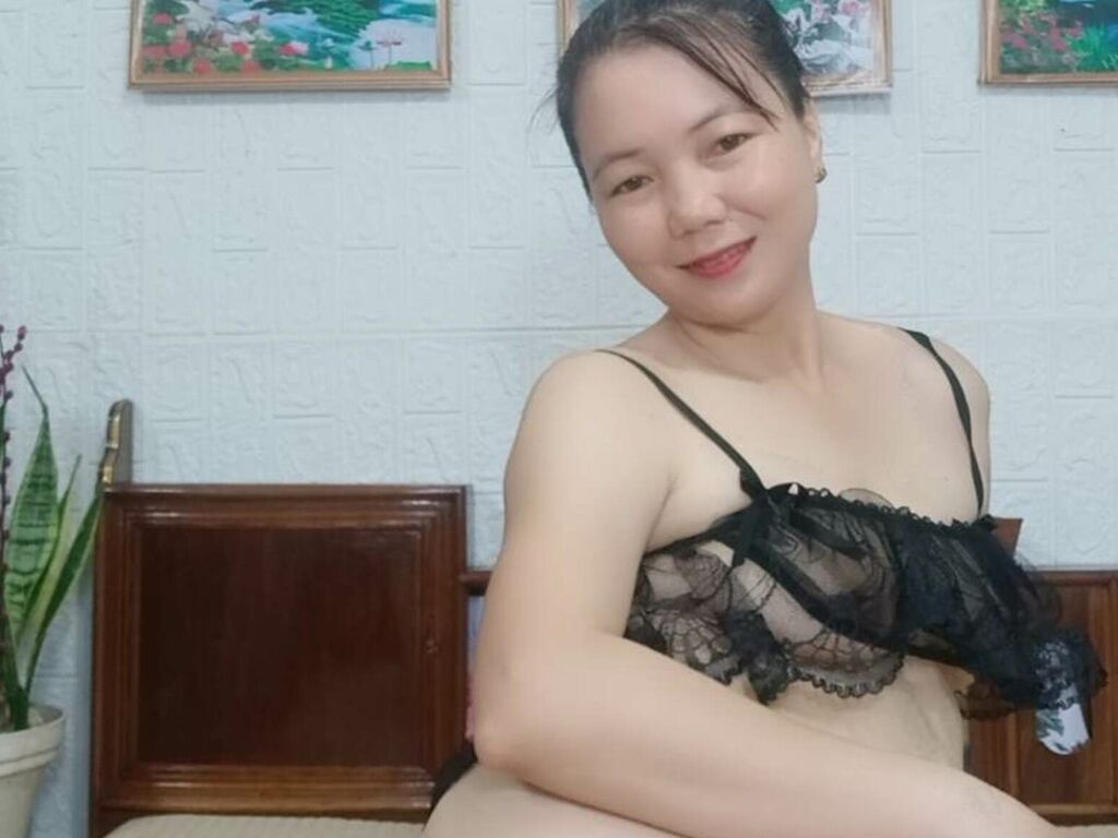 YanChrin YanChris KateLarkim - black-haired asian old milf webcam -  SexCamDB.com