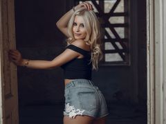 YaniraLove - blond female with  big tits webcam at LiveJasmin
