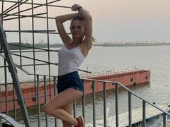 AliceKrass - female with brown hair webcam at xLoveCam