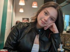 AngellMoore - female with brown hair webcam at xLoveCam