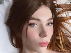 AriCute - shemale webcam at xLoveCam