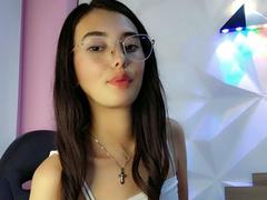 AuraMoon - female with brown hair webcam at xLoveCam