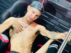 BryanSexiest - male webcam at xLoveCam