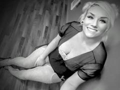 BustinBlonder - blond female webcam at xLoveCam