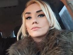 BustinBlonder - blond female webcam at xLoveCam