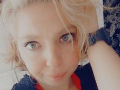 CandyFlows - female with brown hair webcam at xLoveCam