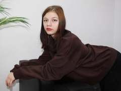 CarolineBell - female with brown hair webcam at xLoveCam