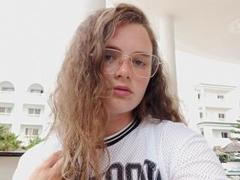 CarolineHott69 - female with brown hair webcam at xLoveCam