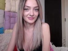 SweetClaraa - blond female webcam at xLoveCam