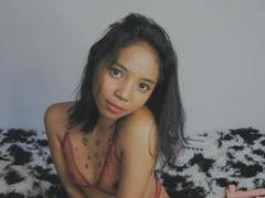 Omaliia - female with black hair webcam at xLoveCam