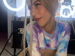 DaniTenderhot - shemale with brown hair and  small tits webcam at xLoveCam