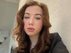 Danzie - female with brown hair webcam at xLoveCam