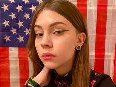 DaringEve - female with brown hair and  small tits webcam at xLoveCam