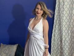 DeliceSmille - female with brown hair webcam at xLoveCam