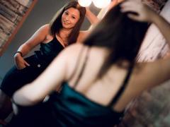 DeliceSmille - female with brown hair webcam at xLoveCam