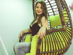 DeliceSmille - female with brown hair webcam at xLoveCam