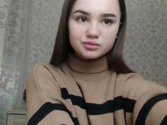 DilliHot - female with brown hair webcam at xLoveCam