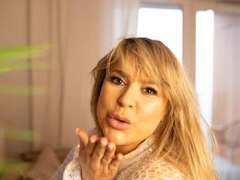 GoddessDiana - blond female with  big tits webcam at xLoveCam