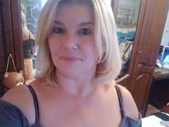 DreamyShirley - female with brown hair webcam at xLoveCam