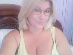 DreamyShirley - female with brown hair webcam at xLoveCam