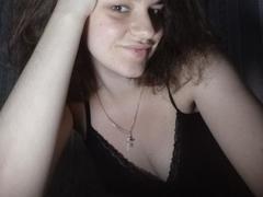 Dreia - female with brown hair webcam at xLoveCam