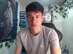 ElliottClean - male webcam at xLoveCam