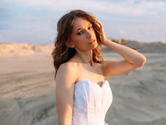 JuliaLettau - female with brown hair webcam at LiveJasmin