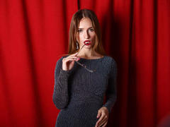 JuliaLettau - female with brown hair webcam at LiveJasmin