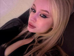 MandyRoe - blond female with  big tits webcam at ImLive