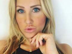 Fitness-Maus - blond female webcam at xLoveCam